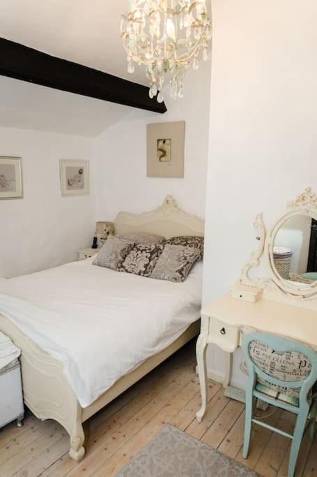 1800 Period Grade 2 Listed Cottage Addingham Eksteriør bilde