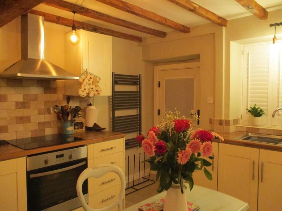 1800 Period Grade 2 Listed Cottage Addingham Eksteriør bilde
